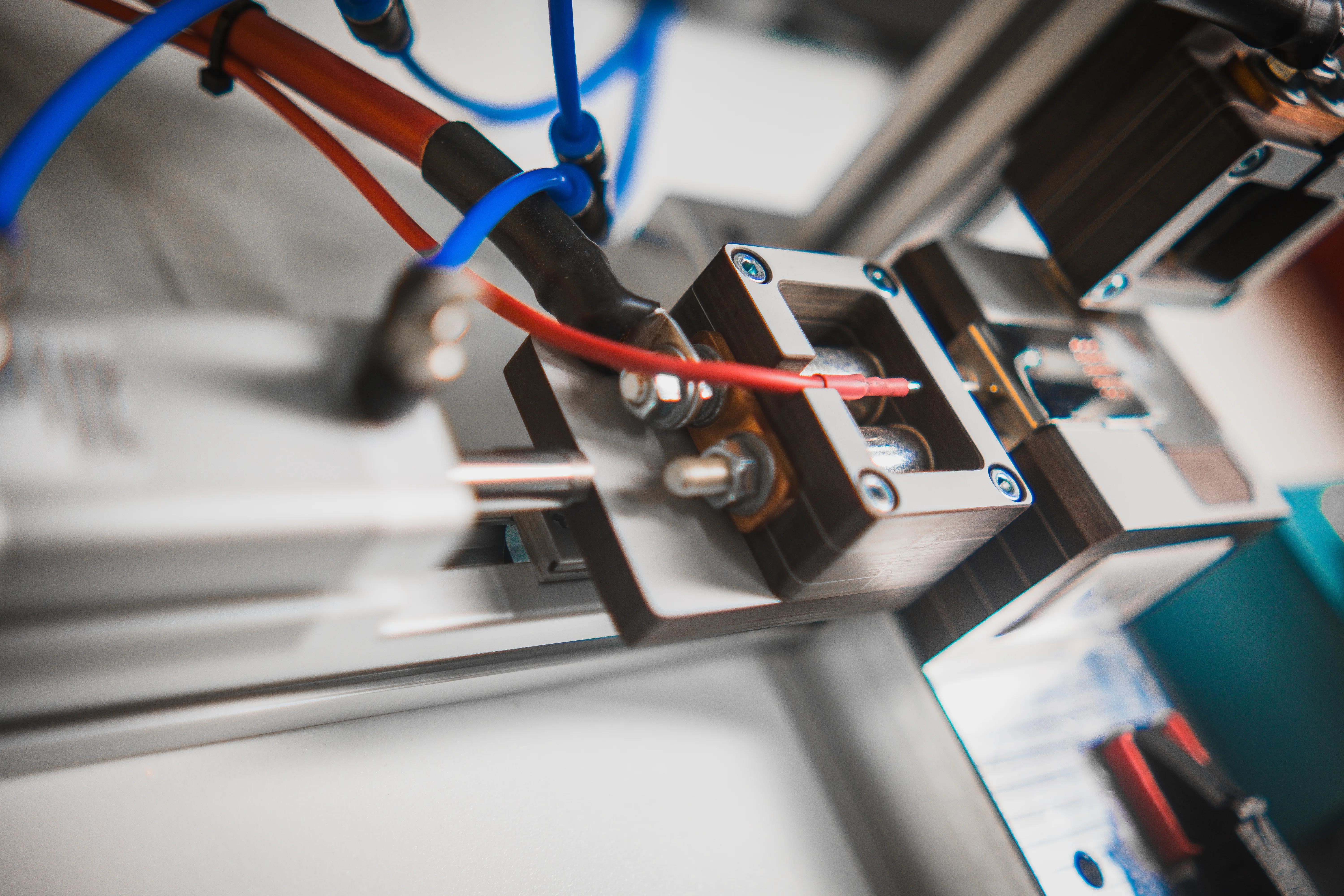 Vaš razvojni partner za ultrazvočno tehnologijo in avtomatizacijo po meri